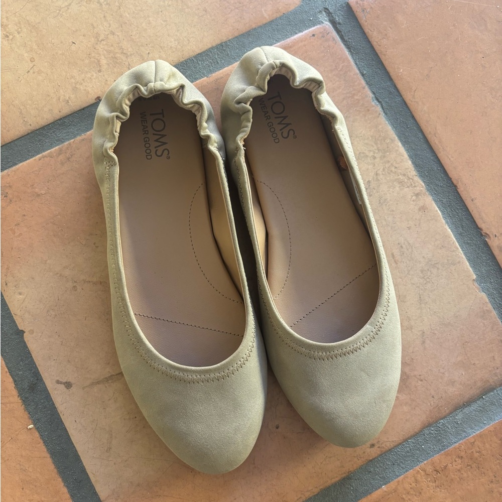TOMS Women's Tan Ballet Flats size 8.5 brand new
